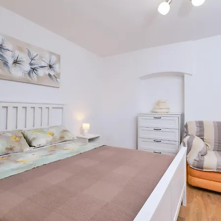Apartment 2 Bedroom Front In *